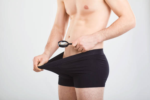 ¿Cómo hablar de una cirugía de engrosamiento de pene? 1 hombre con lupa