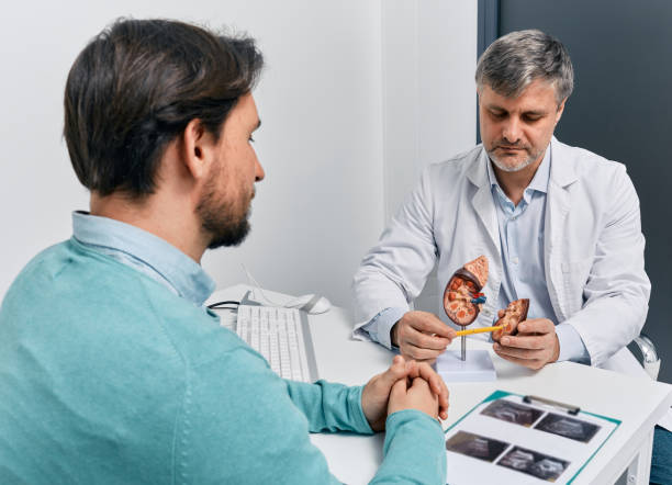 ¿Qué enfermedades detecta a tiempo una consulta urológica preventiva? 2 hombre en consulta médica